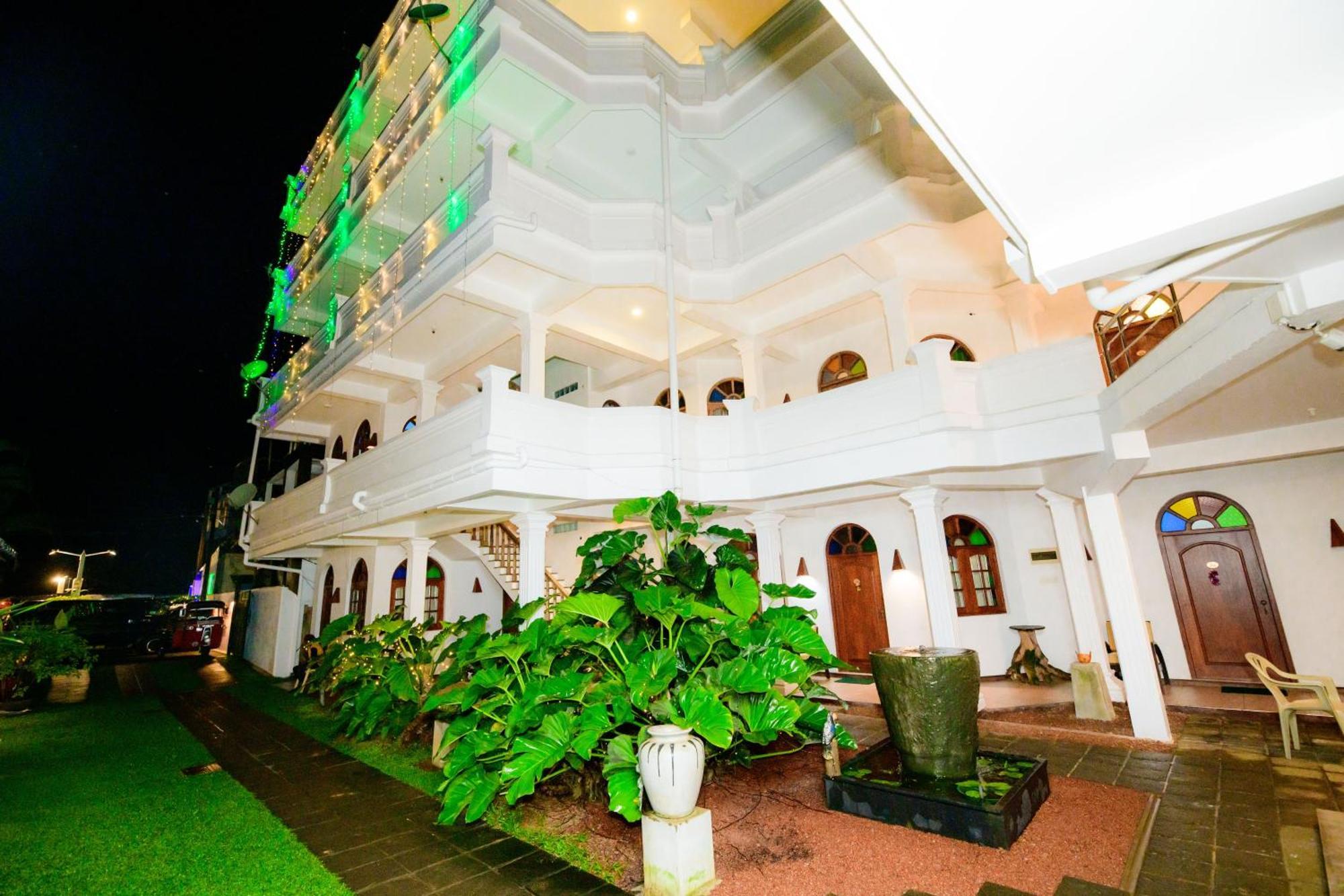 Royal Beach Hotel & Restaurant Hikkaduwa Dış mekan fotoğraf